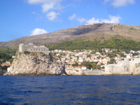 Blick auf die Festung Lovrijenac und Dubrovnik Stadtmauer mit Srdj Hügel im Hintergrund