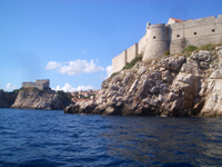 zicht op de stadsmuren van Dubrovnik en het fort van Lovrijenac vanaf de zeezijde